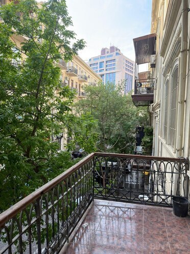 Satılır 3 otaqlı köhnə tikili 110 m², Sahil m., photo 1 from 9