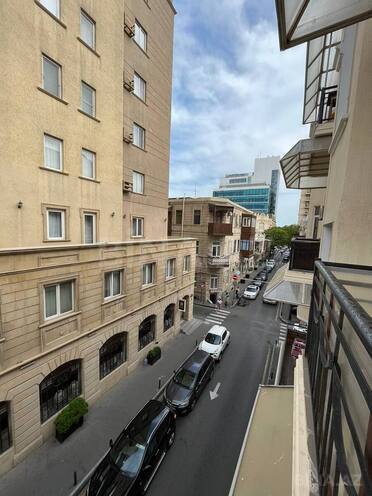 Satılır 5 otaqlı köhnə tikili 170 m², Sahil m., photo 1 from 28