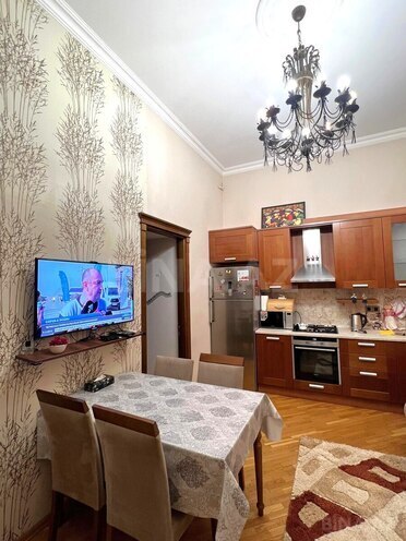 Сдаётся 3-комн. вторичка 70 м², м. Низами, photo 1 from 13