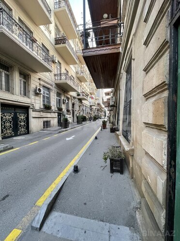 Satılır 3 otaqlı köhnə tikili 82 m², Sahil m., photo 1 from 14