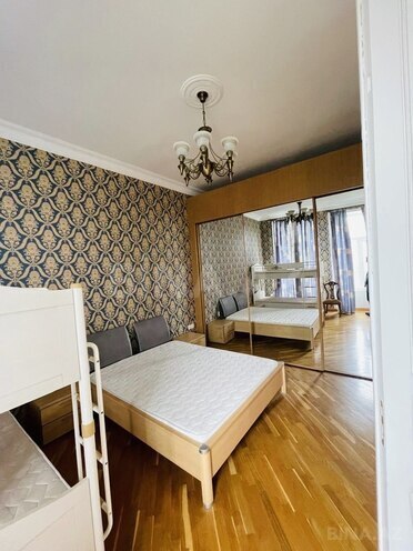 Satılır 4 otaqlı köhnə tikili 143 m², 28 May m., photo 14 from 24