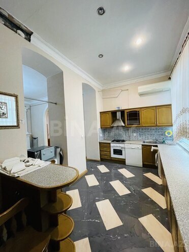 Satılır 4 otaqlı köhnə tikili 143 m², 28 May m., photo 20 from 24