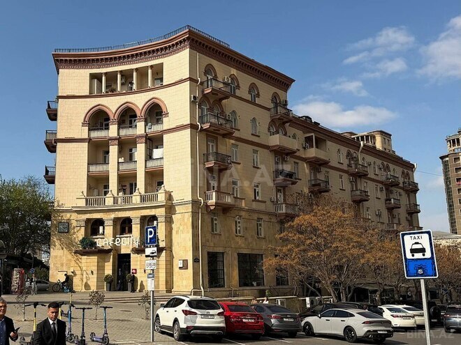 Продаётся 3-комн. вторичка 100 м², м. Низами, photo 1 from 17