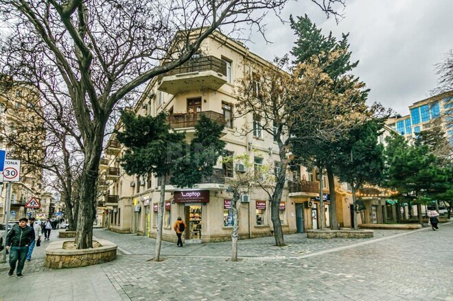 Satılır 4 otaqlı köhnə tikili 110 m², Sahil m., photo 1 from 23
