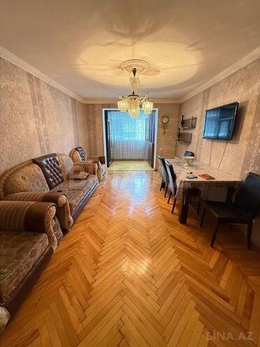 Продаётся 3-комн. вторичка 70 м², м. Кара Караев, photo 1 from 12
