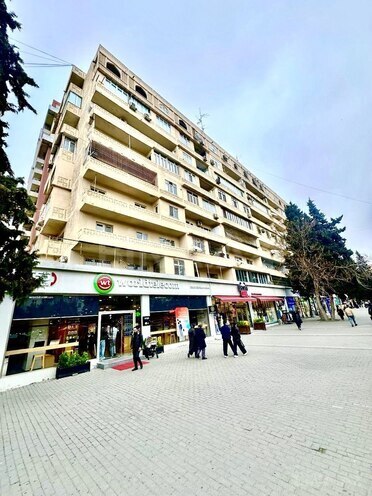 Satılır 5 otaqlı köhnə tikili 140 m², Qara Qarayev m., photo 1 from 26