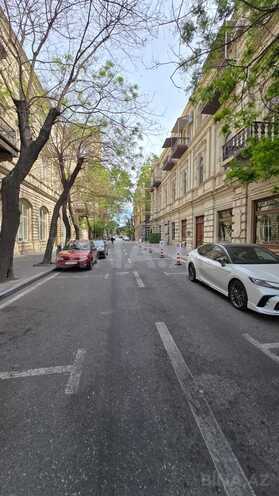 Satılır 2 otaqlı köhnə tikili 63 m², Sahil m., photo 1 from 13