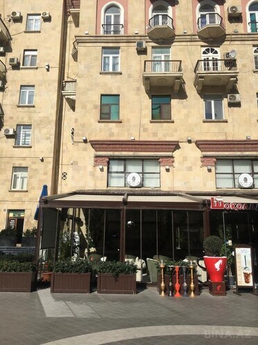 Satılır 2 otaqlı köhnə tikili 70 m², Sahil m., photo 1 from 16