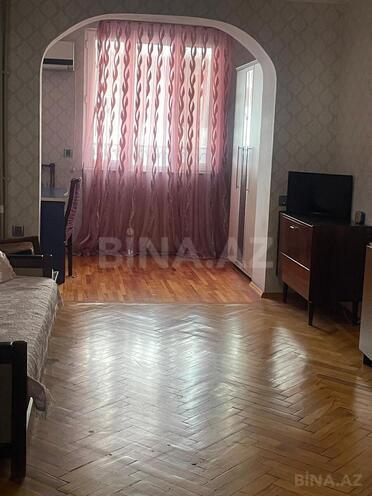 Продаётся 2-комн. вторичка 44 м², м. Низами, photo 1 from 9