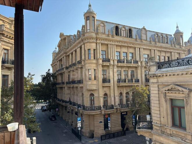 Satılır 3 otaqlı köhnə tikili 70 m², Sahil m., photo 1 from 30