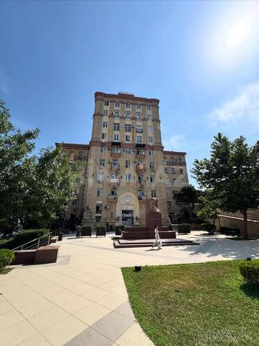 Продаётся 2-комн. вторичка 45 м², м. Низами, photo 1 from 11
