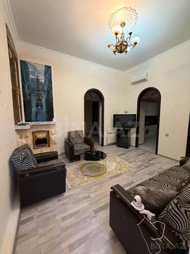 Сдаётся 3-комн. вторичка 80 м², м. Низами, photo 1 from 14