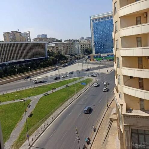 Продаётся 3-комн. вторичка 65 м², м. Низами, photo 1 from 8