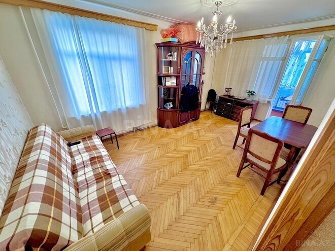Satılır 2 otaqlı köhnə tikili 40 m², Qara Qarayev m., photo 1 from 14