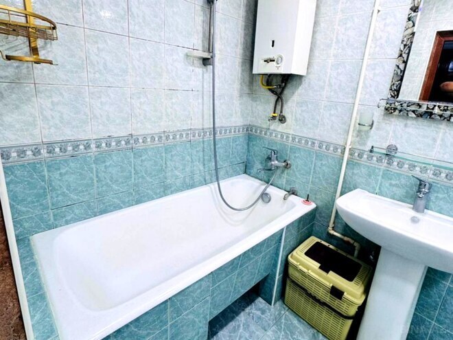 Продается 3-комн. вторичка 65 м², м. Кара Караев, photo 13 from 19