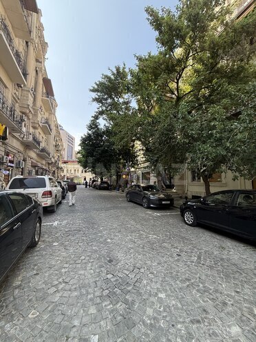 Satılır 3 otaqlı köhnə tikili 111 m², Sahil m., photo 1 from 17