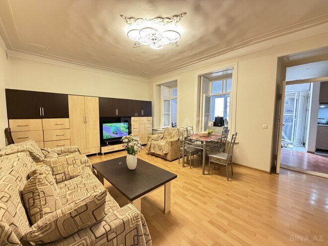 Satılır 2 otaqlı köhnə tikili 45 m², Sahil m., photo 1 from 13