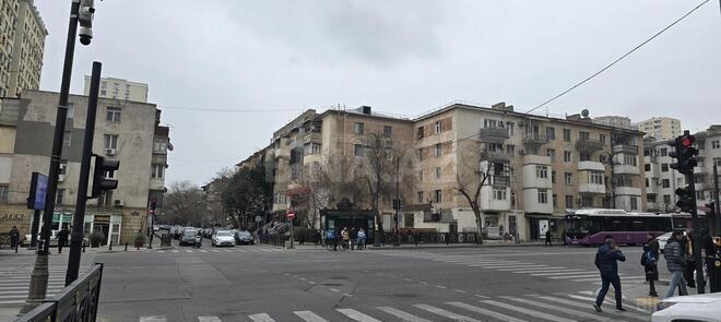 Продаётся 2-комн. вторичка 44 м², м. Элмляр Академиясы, photo 1 from 13