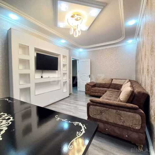 Сдаётся 3-комн. вторичка 80 м², м. Нефтчиляр, photo 1 from 14