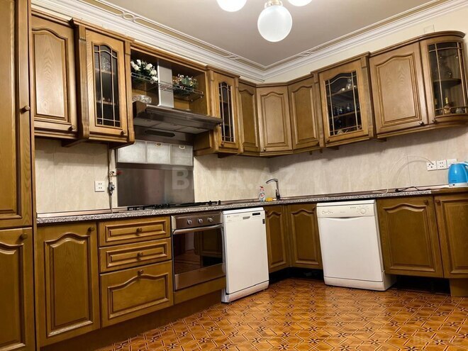 Продаётся 4-комн. вторичка 141 м², м. Кара Караев, photo 10 from 32