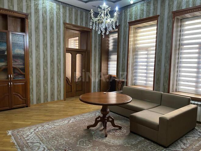 Satılır 3 otaqlı köhnə tikili 114 m², Sahil m., photo 1 from 13