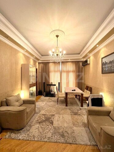 Продаётся 2-комн. вторичка 70 м², м. Элмляр Академиясы, photo 1 from 9