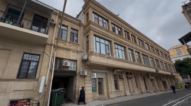 Satılır 4 otaqlı köhnə tikili 130 m², Sahil m., photo 1 from 18