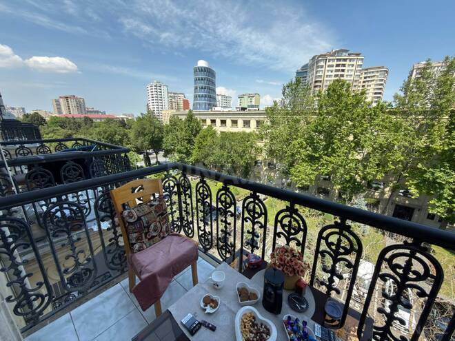 Satılır 2 otaqlı köhnə tikili 70 m², Elmlər Akademiyası m., photo 1 from 13