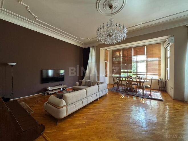 Satılır 4 otaqlı köhnə tikili 200 m², Bayıl q., photo 1 from 24
