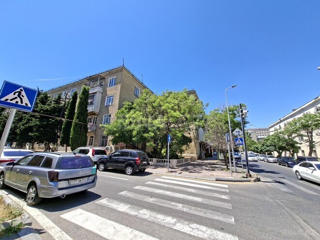 Satılır 2 otaqlı köhnə tikili 61 m², Elmlər Akademiyası m., photo 1 from 13