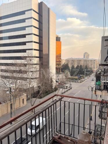 Satılır 2 otaqlı köhnə tikili 70 m², 28 May m., photo 1 from 14