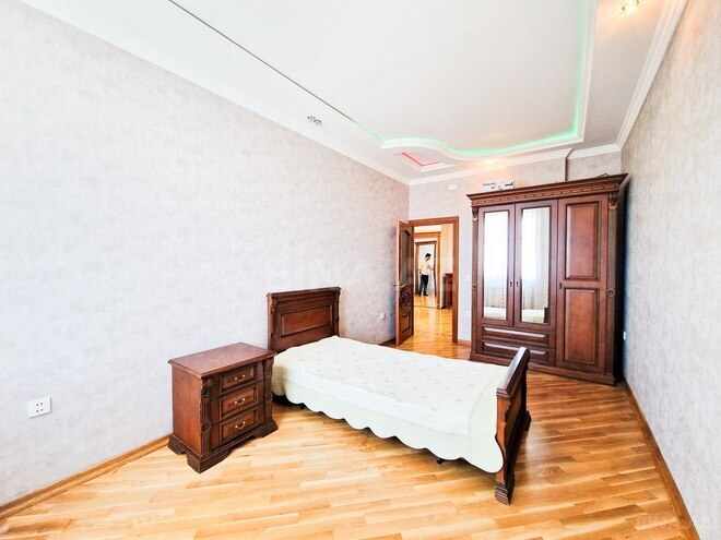 Сдаётся 3-комн. новостройка 120 м², м. Нефтчиляр, photo 7 from 17