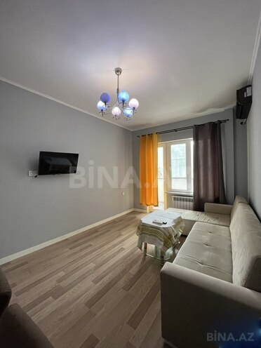 Satılır 2 otaqlı köhnə tikili 65 m², İnşaatçılar m., photo 1 from 18