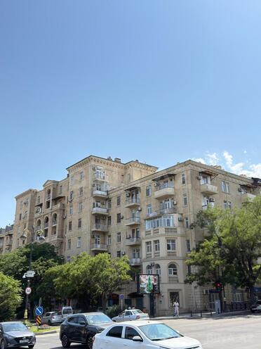 Satılır 5 otaqlı köhnə tikili 200 m², Nəsimi r., photo 1 from 31