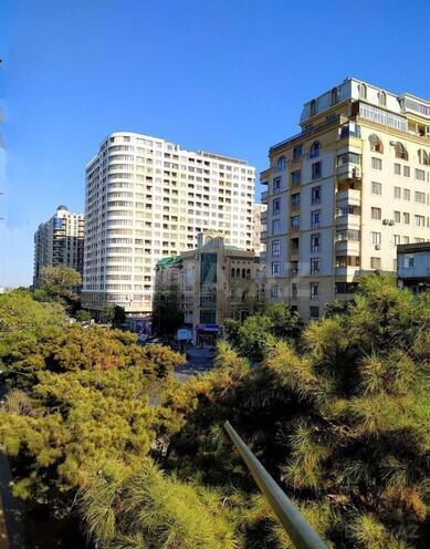 Satılır 2 otaqlı köhnə tikili 60 m², Elmlər Akademiyası m., photo 1 from 17
