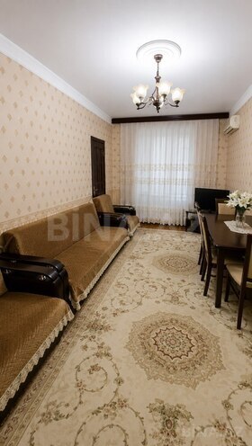 Satılır 2 otaqlı köhnə tikili 65 m², Xalqlar Dostluğu m., photo 1 from 8