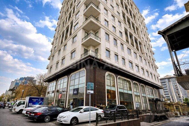 Продаётся 4-комн. новостройка 241 м², м. Низами, photo 1 from 12
