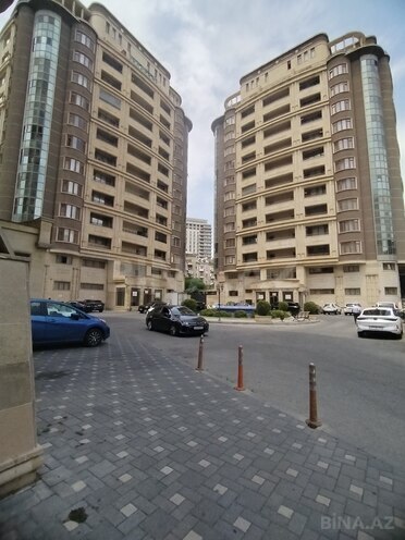 Продаётся 3-комн. новостройка 136 м², м. Низами, photo 1 from 16