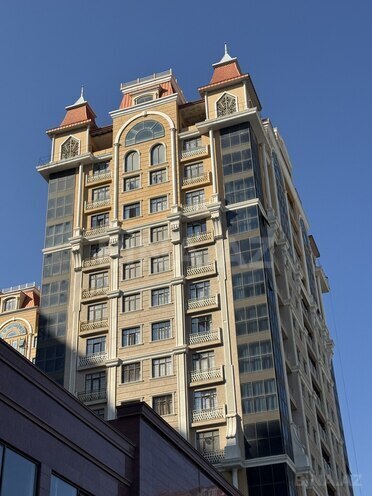 Satılır 8 otaqlı yeni tikili 746 m², 28 May m., photo 1 from 8