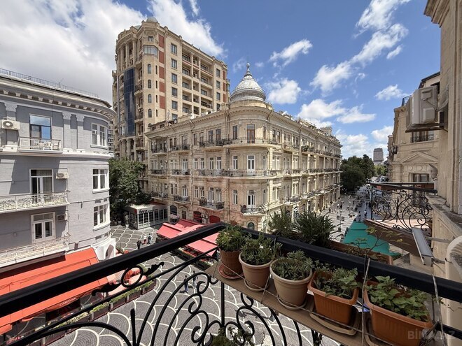 Satılır 2 otaqlı köhnə tikili 45 m², Sahil m., photo 1 from 10