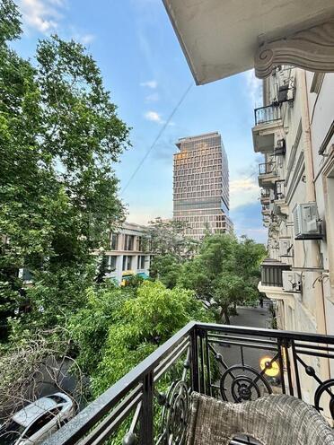 Satılır 3 otaqlı köhnə tikili 97.7 m², 28 May m., photo 1 from 30
