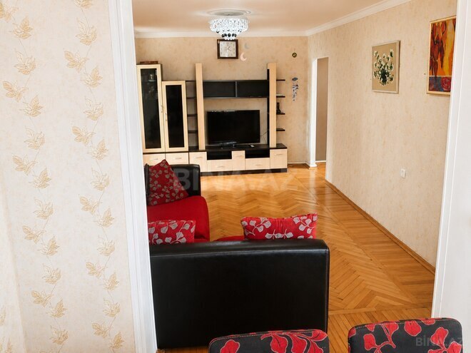 Продаётся 2-комн. вторичка 65 м², м. Низами, photo 4 from 13