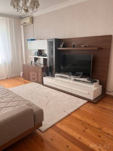 Продаётся 3-комн. вторичка 85 м², м. Нефтчиляр, photo 1 from 8