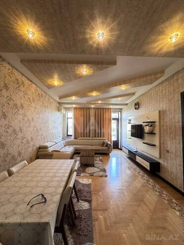 Satılır 2 otaqlı köhnə tikili 75 m², Sahil m., photo 1 from 23