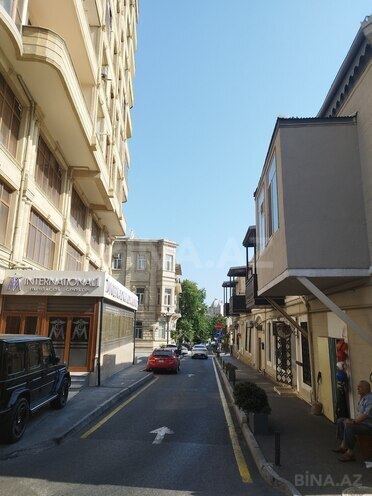 Satılır 3 otaqlı köhnə tikili 73 m², Sahil m., photo 1 from 10