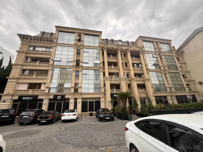 Продаётся 3-комн. вторичка 65 м², м. Низами, photo 1 from 12