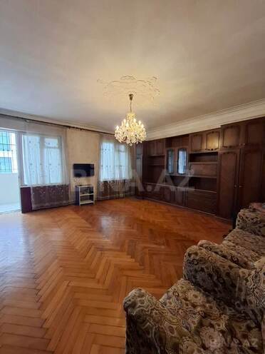Satılır 4 otaqlı köhnə tikili 110 m², 28 May m., photo 1 from 18