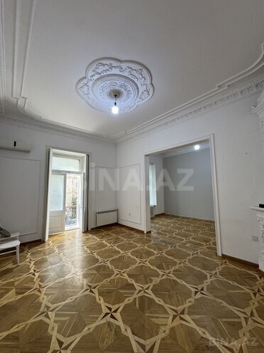 Satılır 4 otaqlı köhnə tikili 120 m², Sahil m., photo 1 from 12