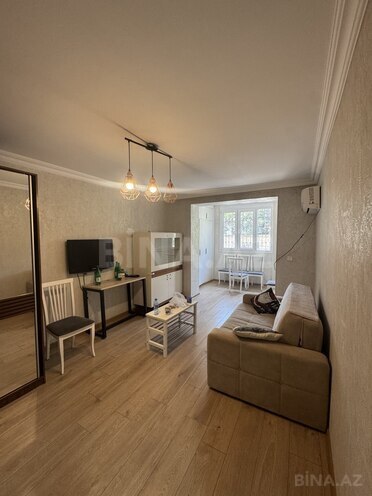 Satılır 2 otaqlı köhnə tikili 65 m², İnşaatçılar m., photo 1 from 6
