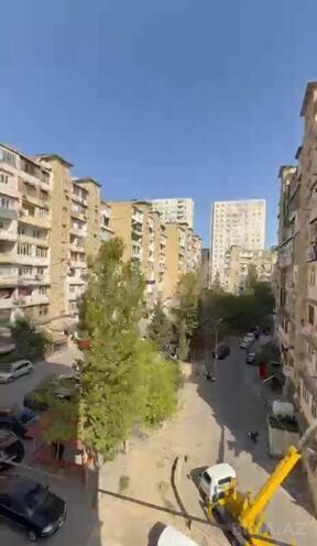 Продаётся 2-комн. вторичка 35 м², м. Иншаатчылар, photo 1 from 12